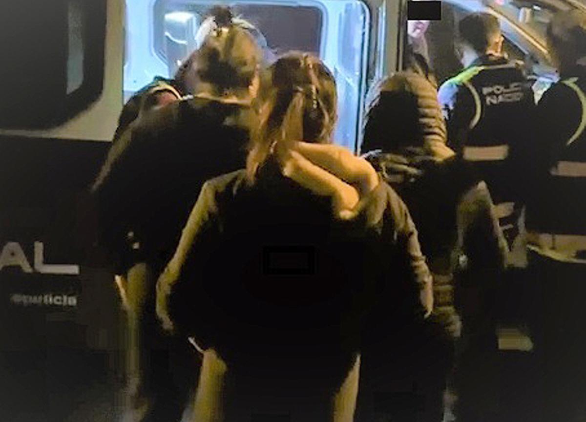 Momento de la liberación de las mujeres por los agentes de la Policía Nacional