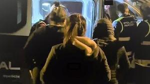 Momento de la liberación de las mujeres por los agentes de la Policía Nacional