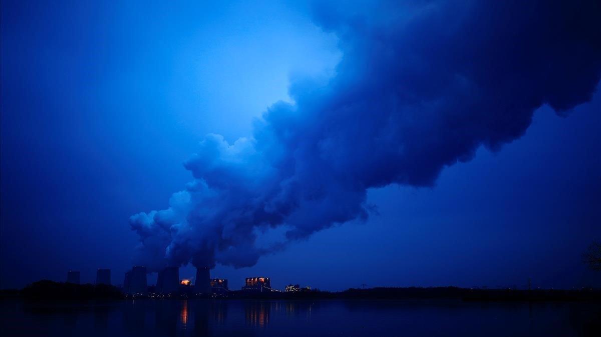 El vapor de agua se eleva desde las torres de refrigeración de la central eléctrica de lignito Jaenschwalde de Lausitz Energie Bergbau AG LEAG en Jaenschwalde