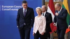 Bruselas, 9 de febrero de 2023.- El presidente del Gobierno, Pedro Sanchez, camina con la presidenta de la Comisión Europea Ursula Von der Leyen