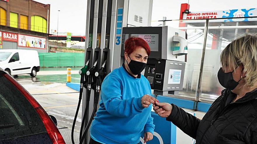 Ana Ramos le devuelve las llaves de su vehículo a Amelia Pérez en una estación de servicio en Nuevo Roces. | Juan Plaza