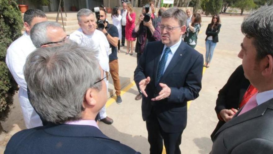 Ximo Puig durante su visita a Guardamar del Segura.