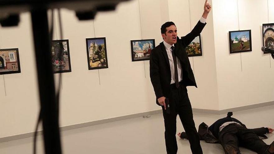 Muere tiroteado el embajador ruso en Turquía al grito de &quot;Alepo venganza&quot;