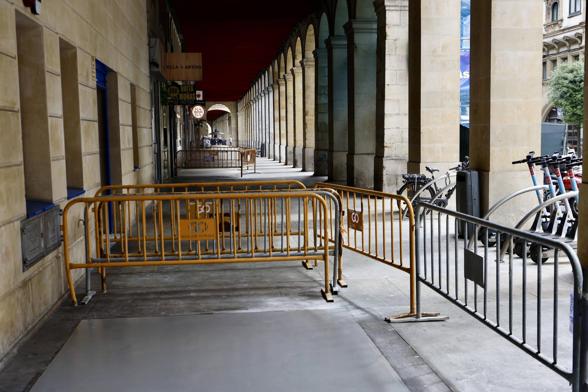 Las pruebas para mejorar el suelo de la calle Marqués de San Esteban, en imágenes