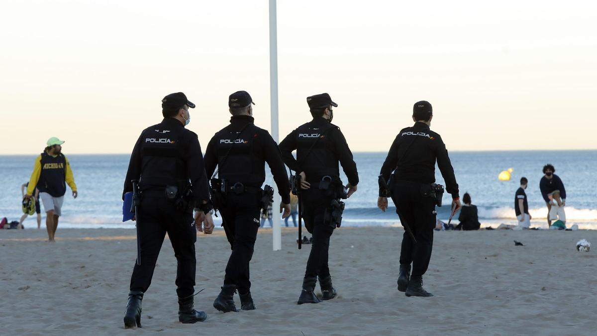 Buscan a un joven desaparecido en el agua de la playa de la Malva-rosa