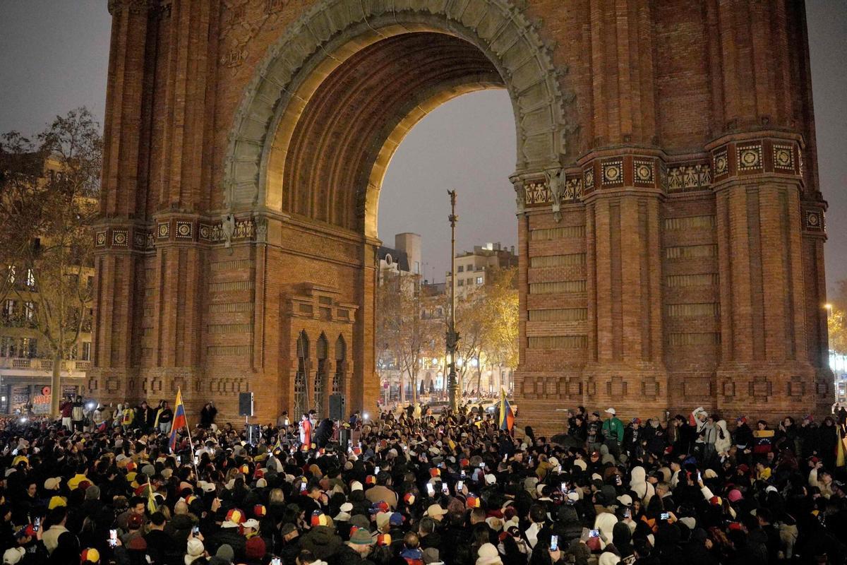 Manifestantes participan en una manifestación en apoyo al pueblo venezolano tras la operación militar estadounidense en Venezuela para capturar al presidente venezolano, en Barcelona, el 4 de enero de 2026.