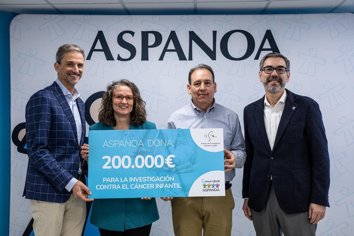 Momento de la presentación de la ayuda de Aspanoa.