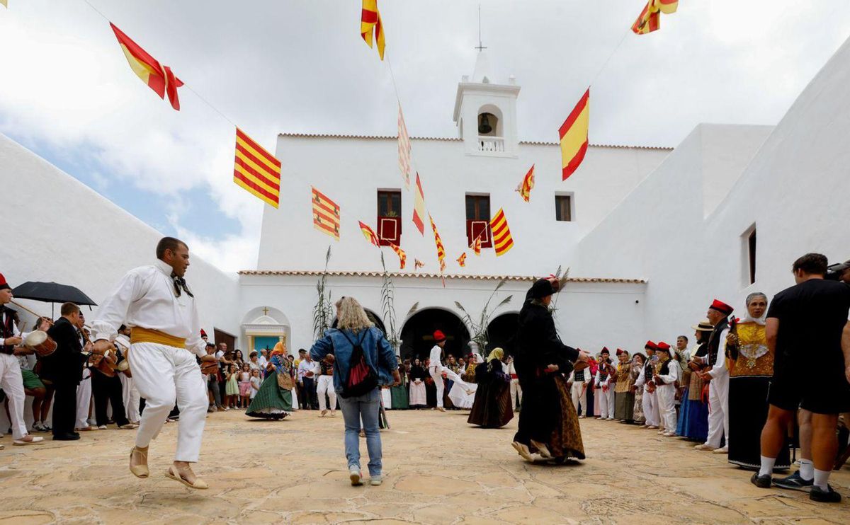 Vista de l’ajuntament d’Eivissa amb les banderes de Balears, Espanya i Catalunya. | | C. T. J.