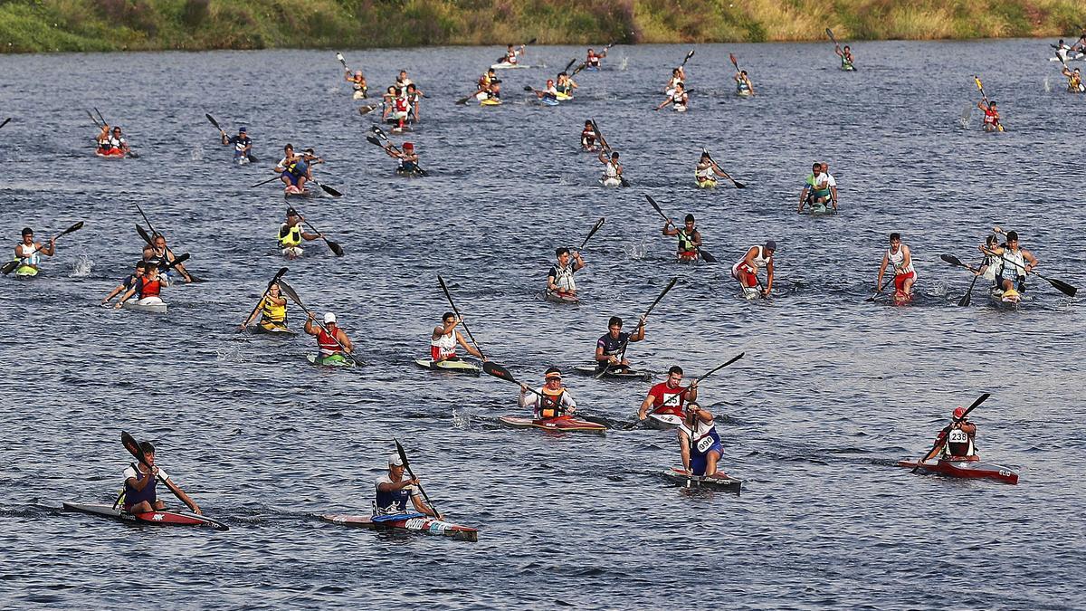 Imagen del río Miño lleno de piragüistas.