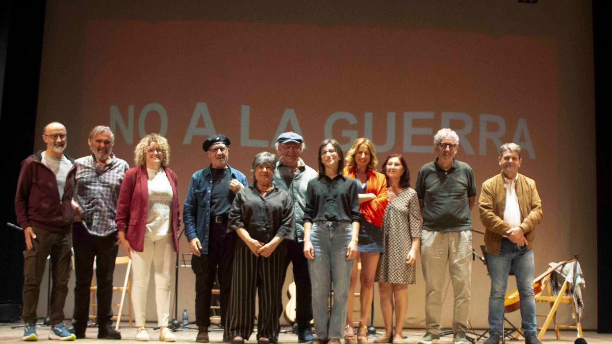 Participantes en el acto "No a la guerra".