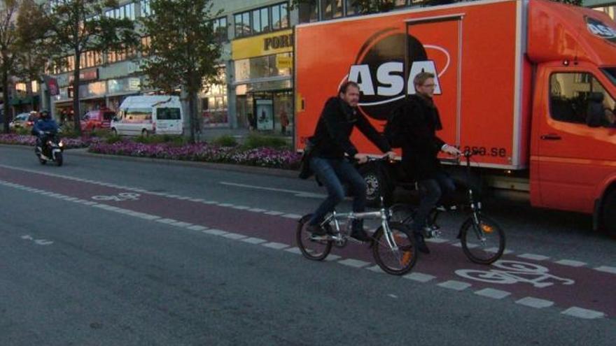 Un carril-bici en Estocolmo en medio de la calzada.