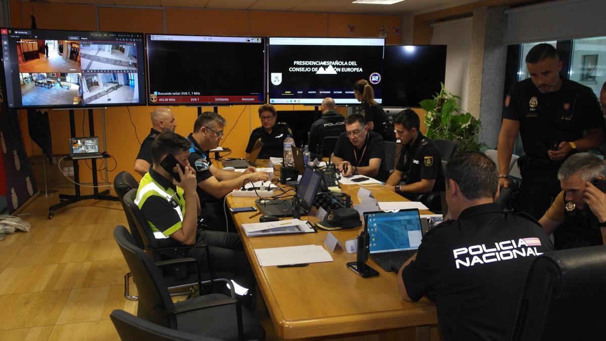 Agentes de los diferentes cuerpos de seguridad se coordinan en el CECOR, instalado en la Comisaría de Santiago de Compostela
