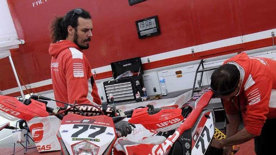 Trabajos en el paddock, ayer, sito en el Carrefour. // Bernabé/Javier Lalín