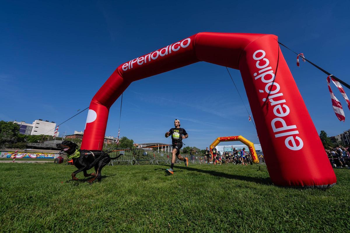 Carrera Can We Run organizada por Prensa Ibérica, El Periódico de Catalunya y SPORT , donde las personas y sus mascotas perrunas corren en familia.