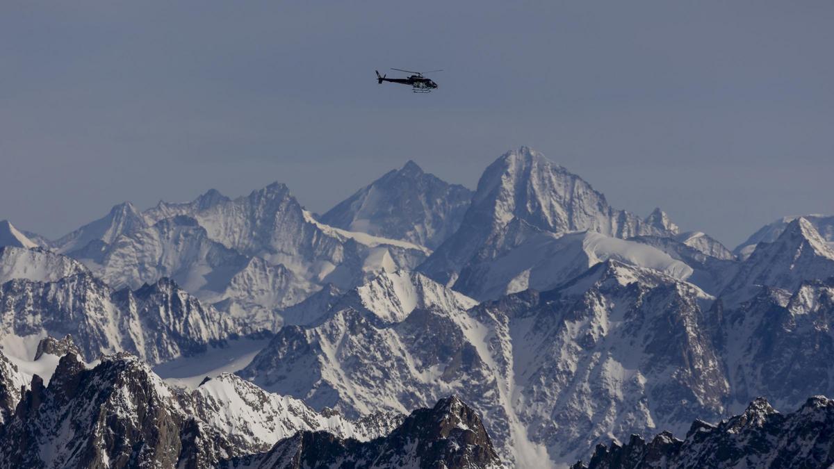 Un helicóptero de rescate sobrevolando el área del Mont Blanc