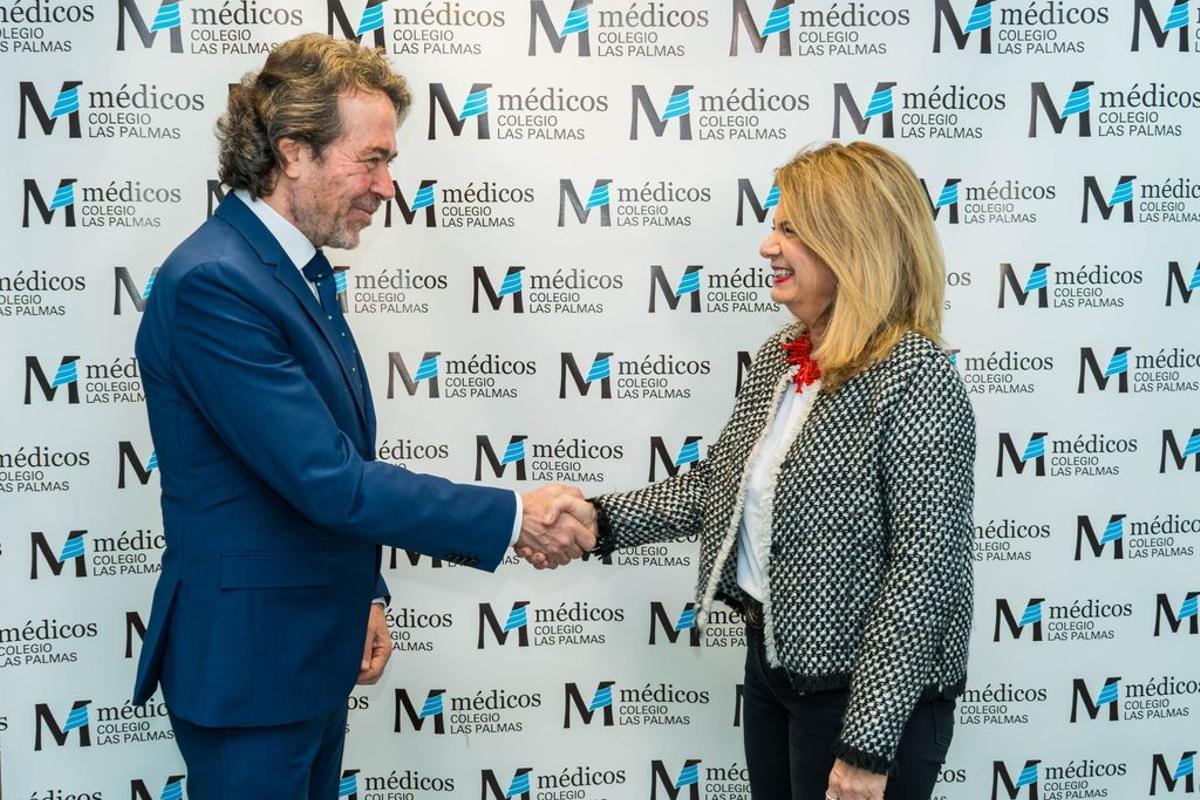 El doctor Caminero, junto a la presidenta del Colegio de Médicos de Las Palmas, Elizabeth Hernández.