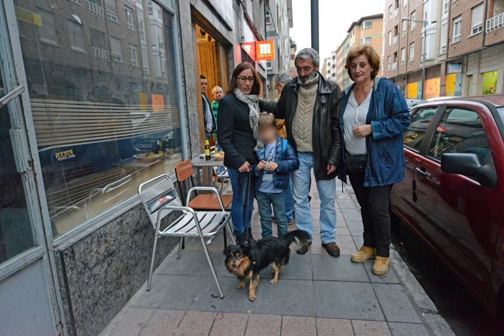 Josín entrega su perro "Trasgu" a Antonia Morales