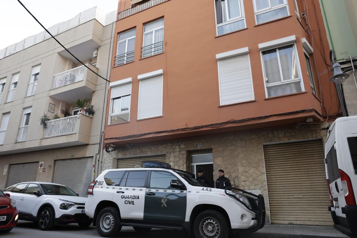 Agentes de la Guardia Civil en uno de los domicilios registrados.