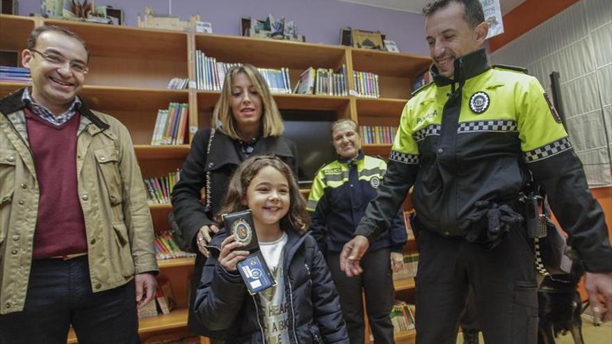 Una policía de seis años