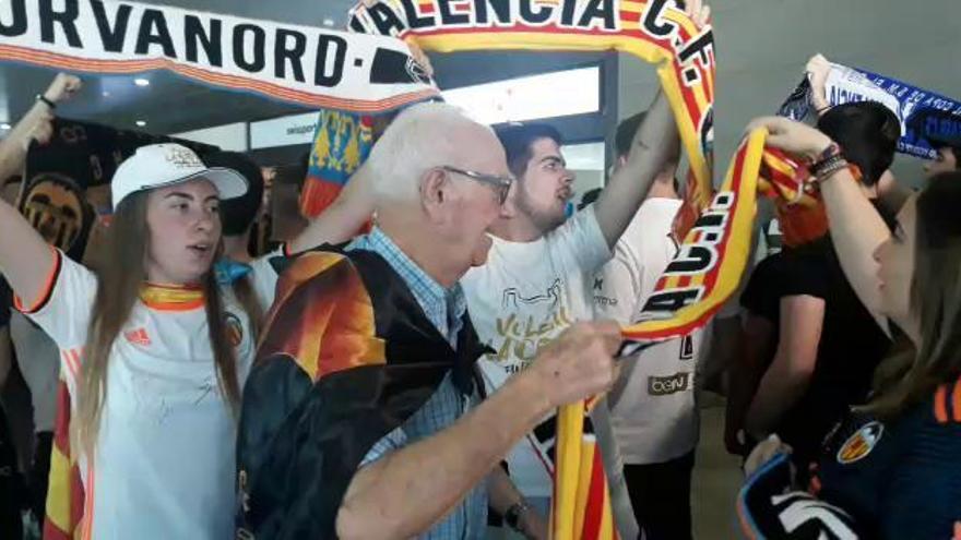 Suena el himno regional en la despedida del Valencia CF hasta la final de Copa