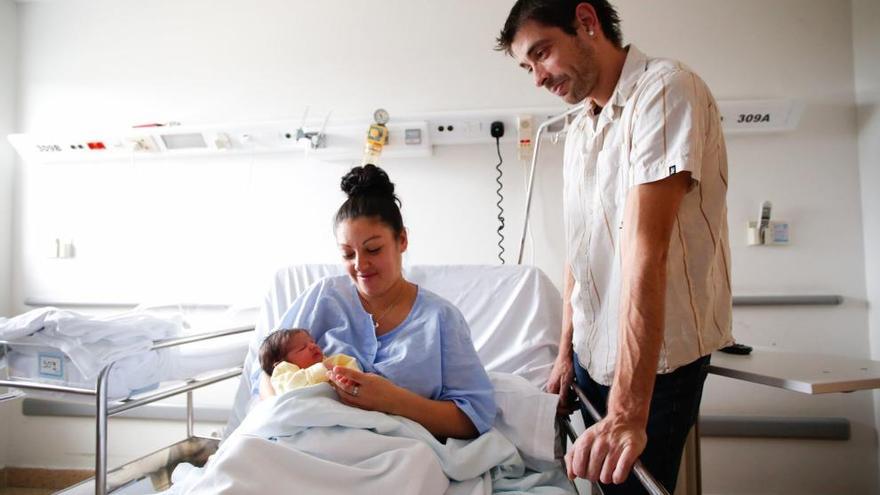 La pequeña Nahila con sus padres en el Hospital San Agustín de Avilés, donde ha nacido esta mañana.