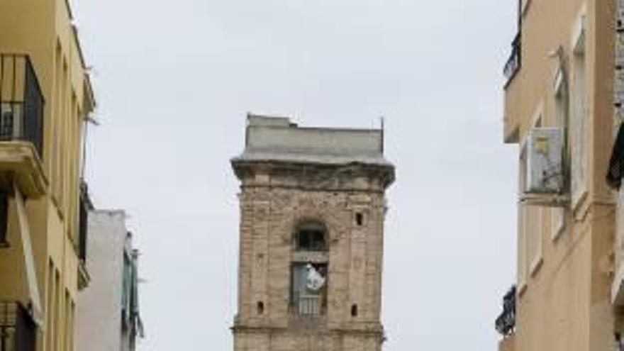 Los vecinos alertan del estado de deterioro del campanario privado de la plaza Santa Tecla