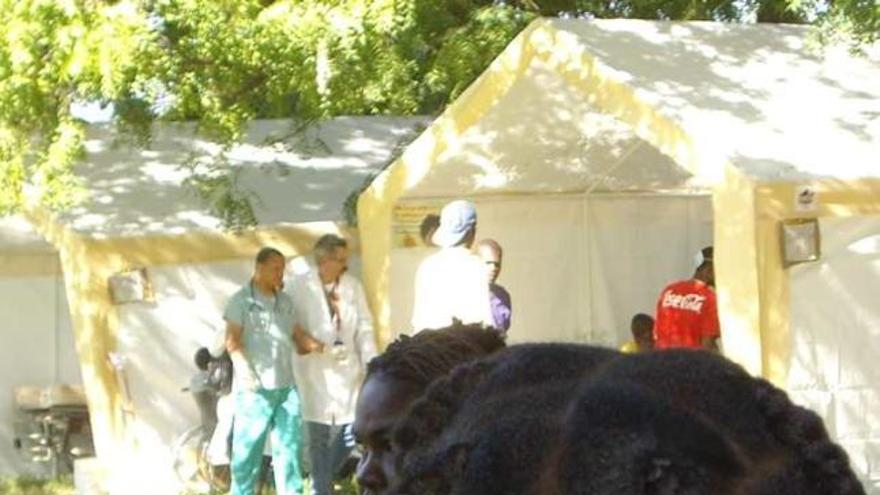 Haití. Niña en el campamento sanitario de Leogane.