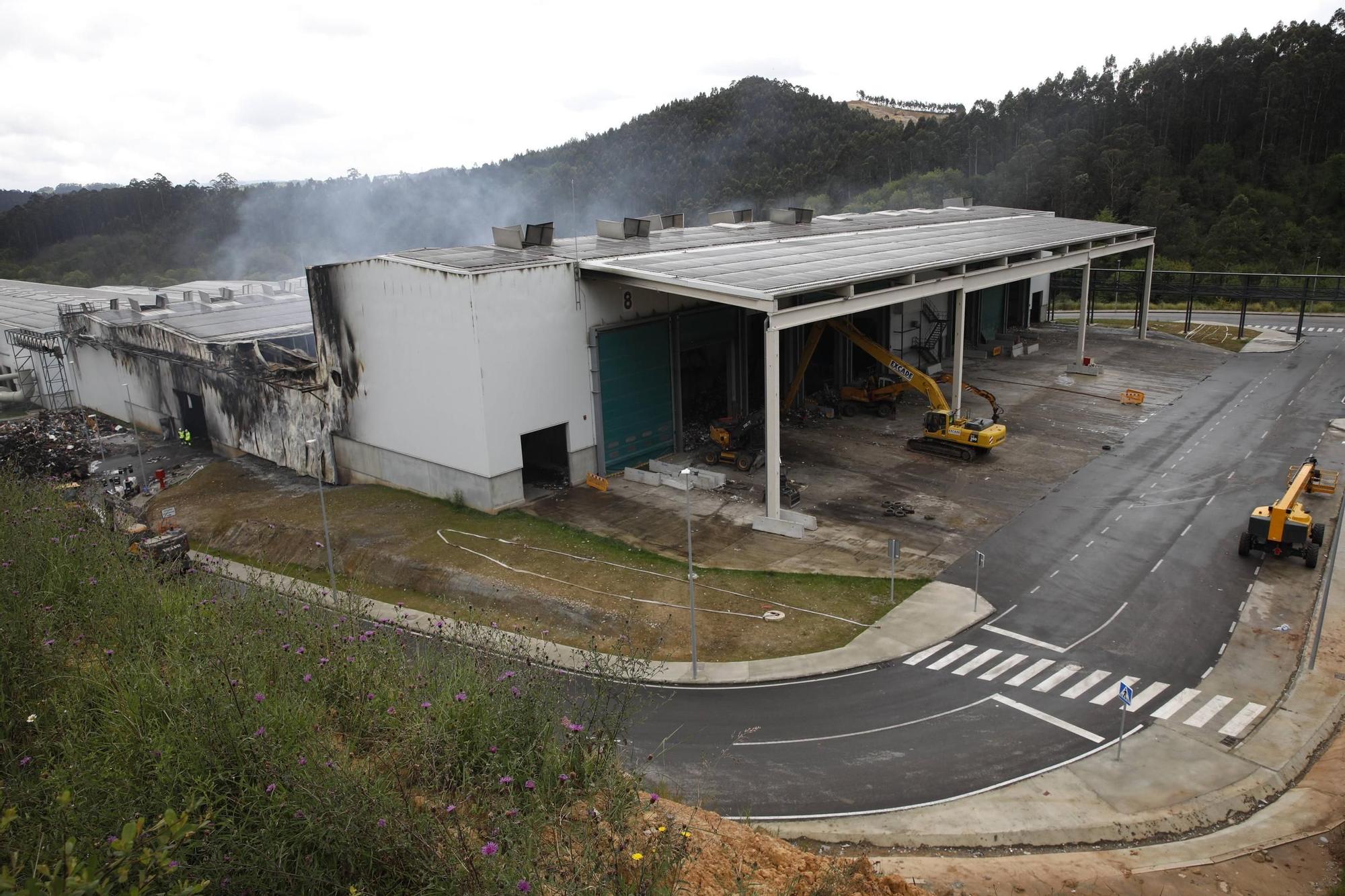 Así fue el espectacular incendio en una planta de Cogersa en Gijón (en imágenes)