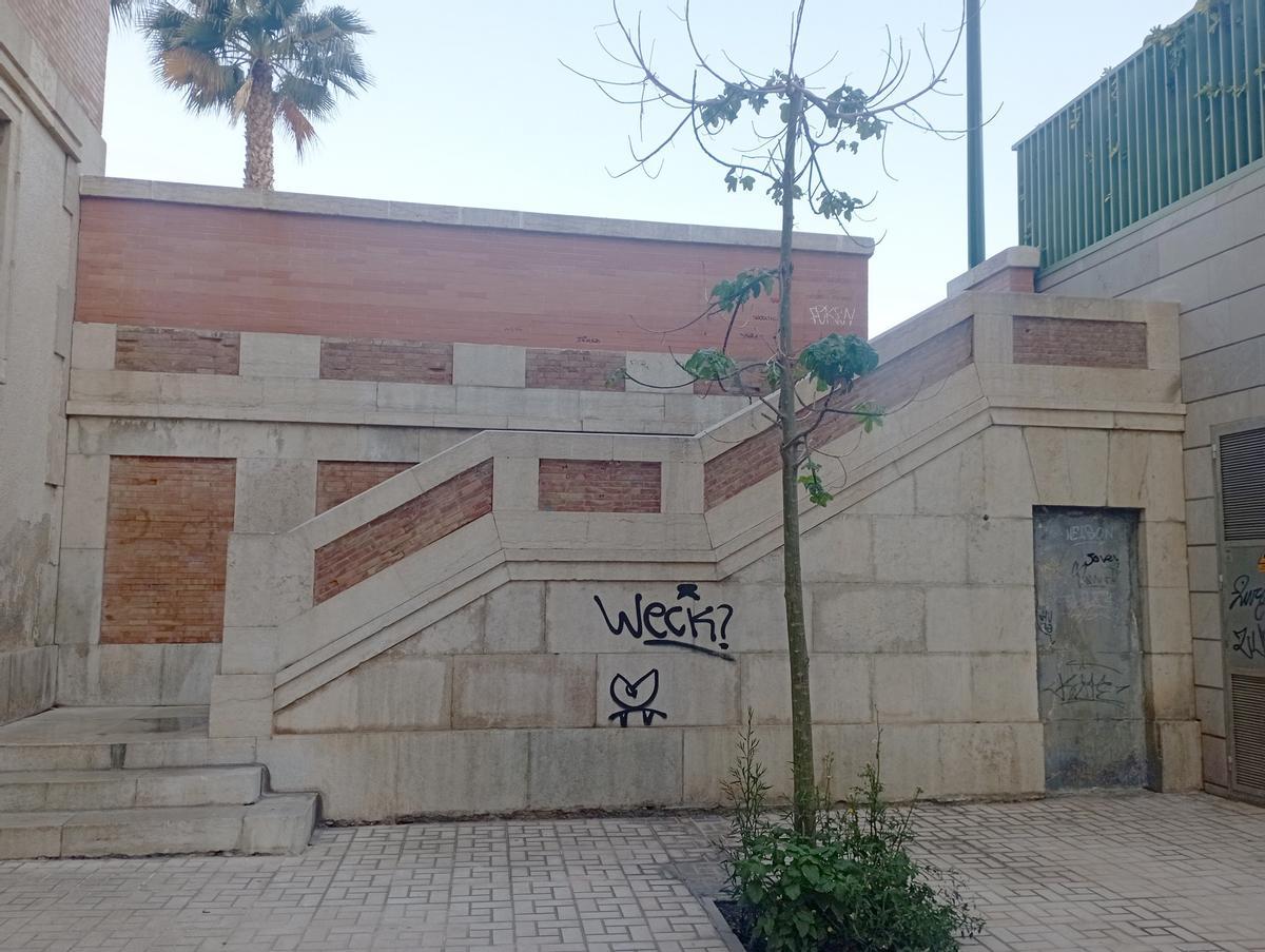 La escalera y placita de calle Corinto en La Malagueta.