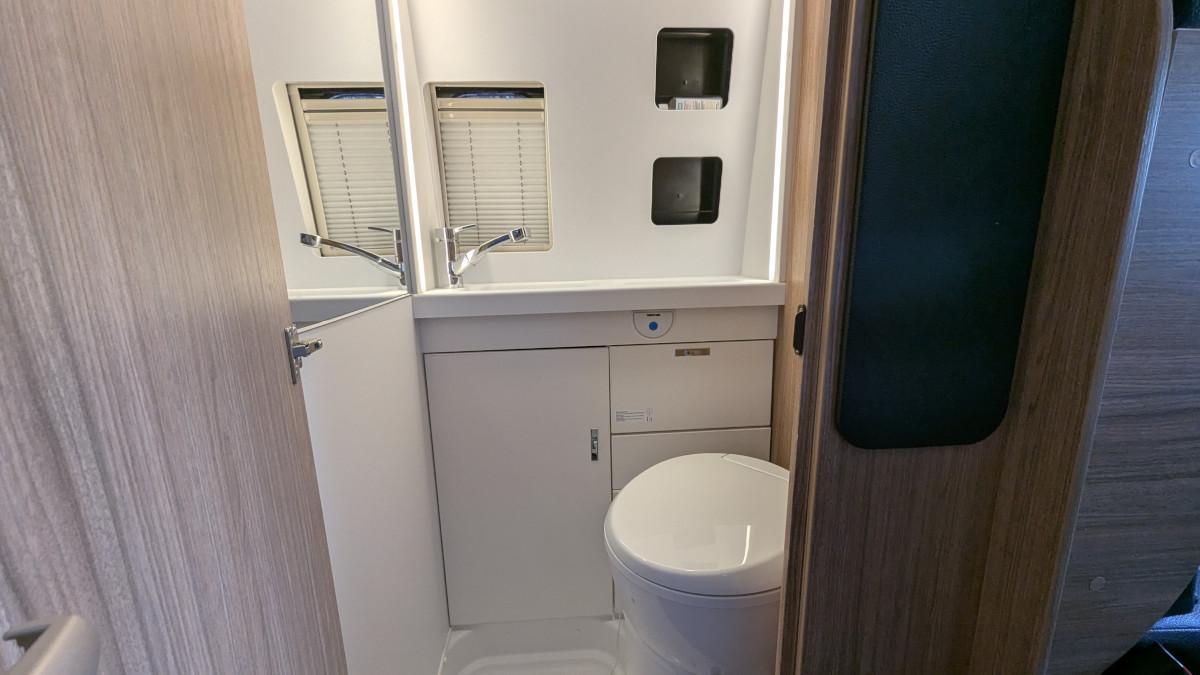 Retrete y lavabo en la Weinsberg CaraBus 540 MQ de Roadsurfer