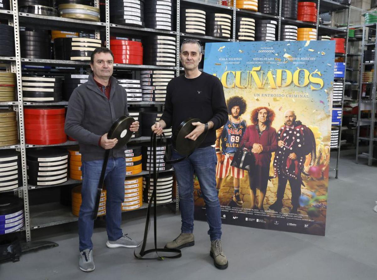 Pablo (izq.) y Milo Baños en el 
depósito de películas de la
distribuidora.   | // R. GROBAS