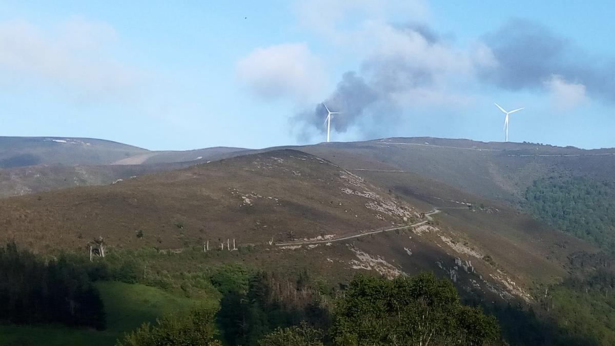 La columna de humo generada en la zona del parque eólico.