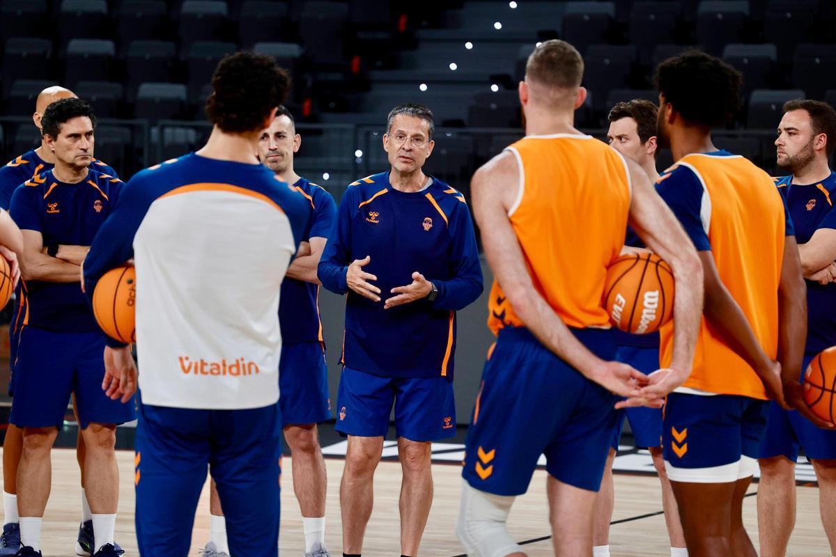 Pedro Martínez, en la charla con los jugadores antes del inicio del partido.