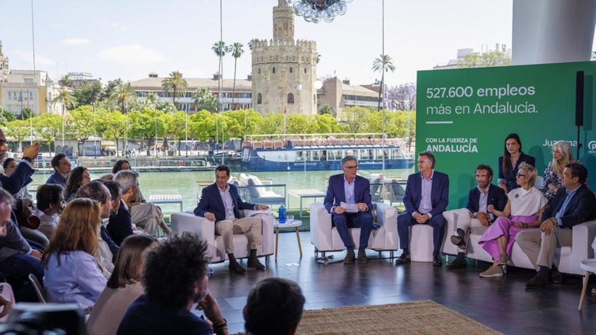 Juanma Moreno estuvo con empresarios en el acto ‘Diálogo estratégico. La Nueva Andalucía’, celebrado en Sevilla.