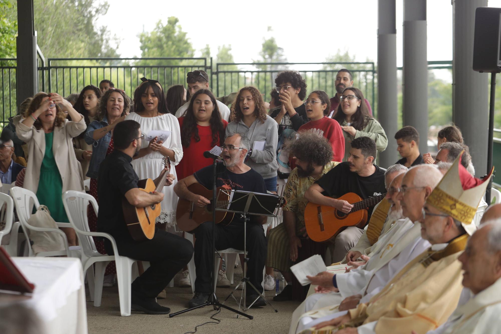 El encuentro de Cáritas en Gijón con motivo de la festividad del Corpus Christi, en imágenes