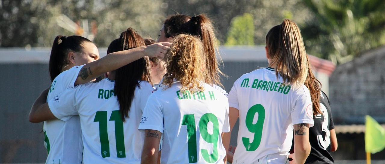 Las futbolistas del Córdoba CF Femenino celebran un gol esta temporada.