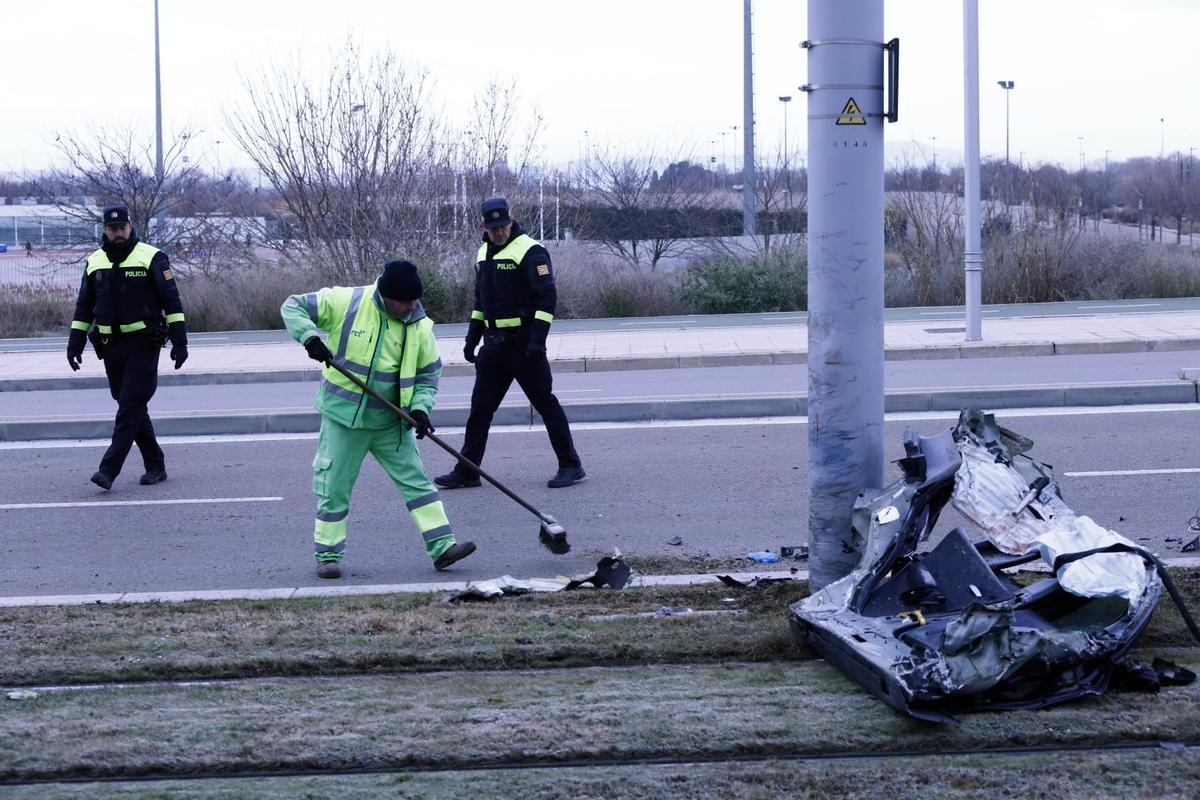 Muere un conductor en Zaragoza tras chocar con un poste de la catenaria ...