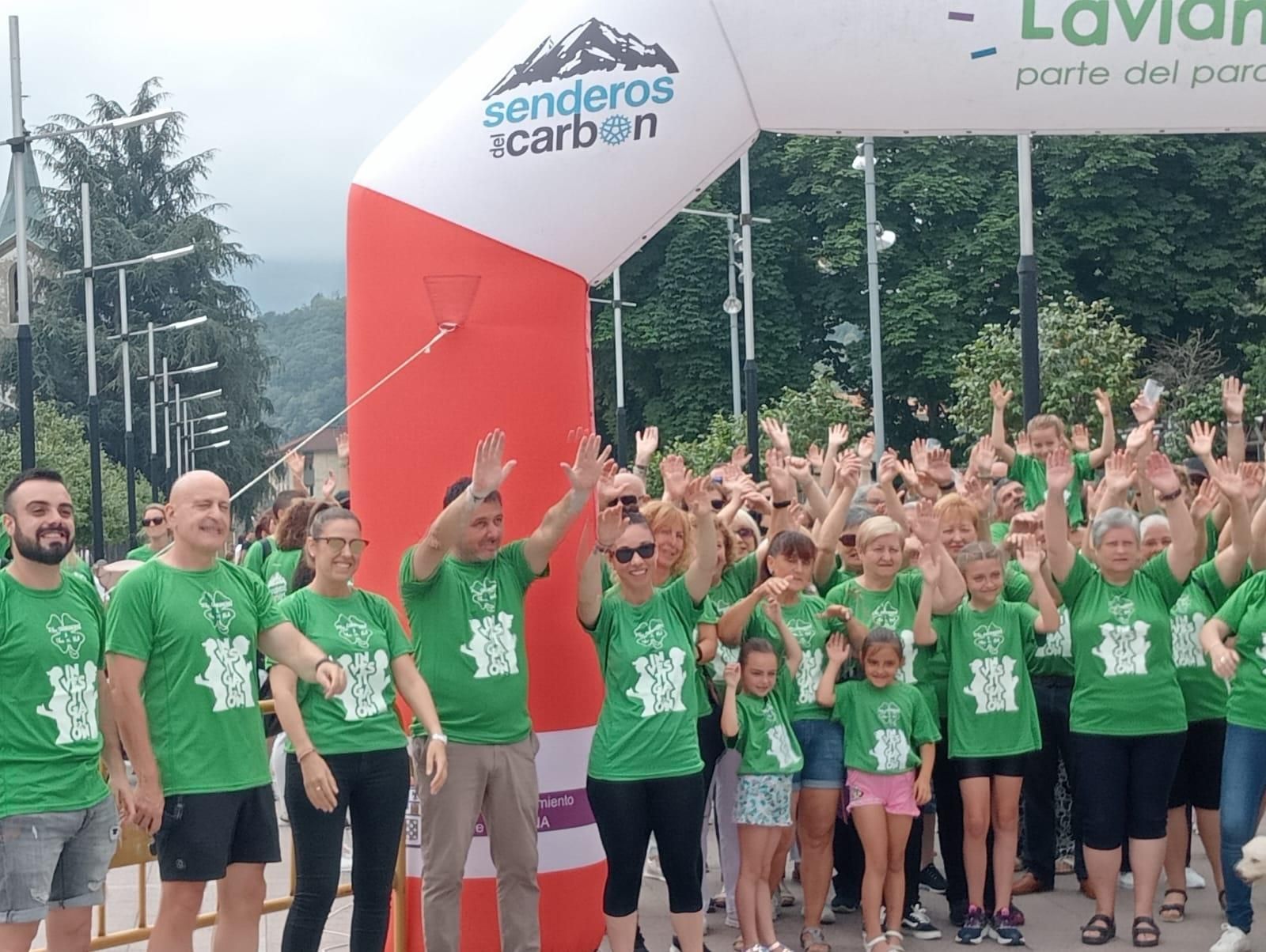 Doscientas personas marchan y escancian en Laviana para combatir la ELA