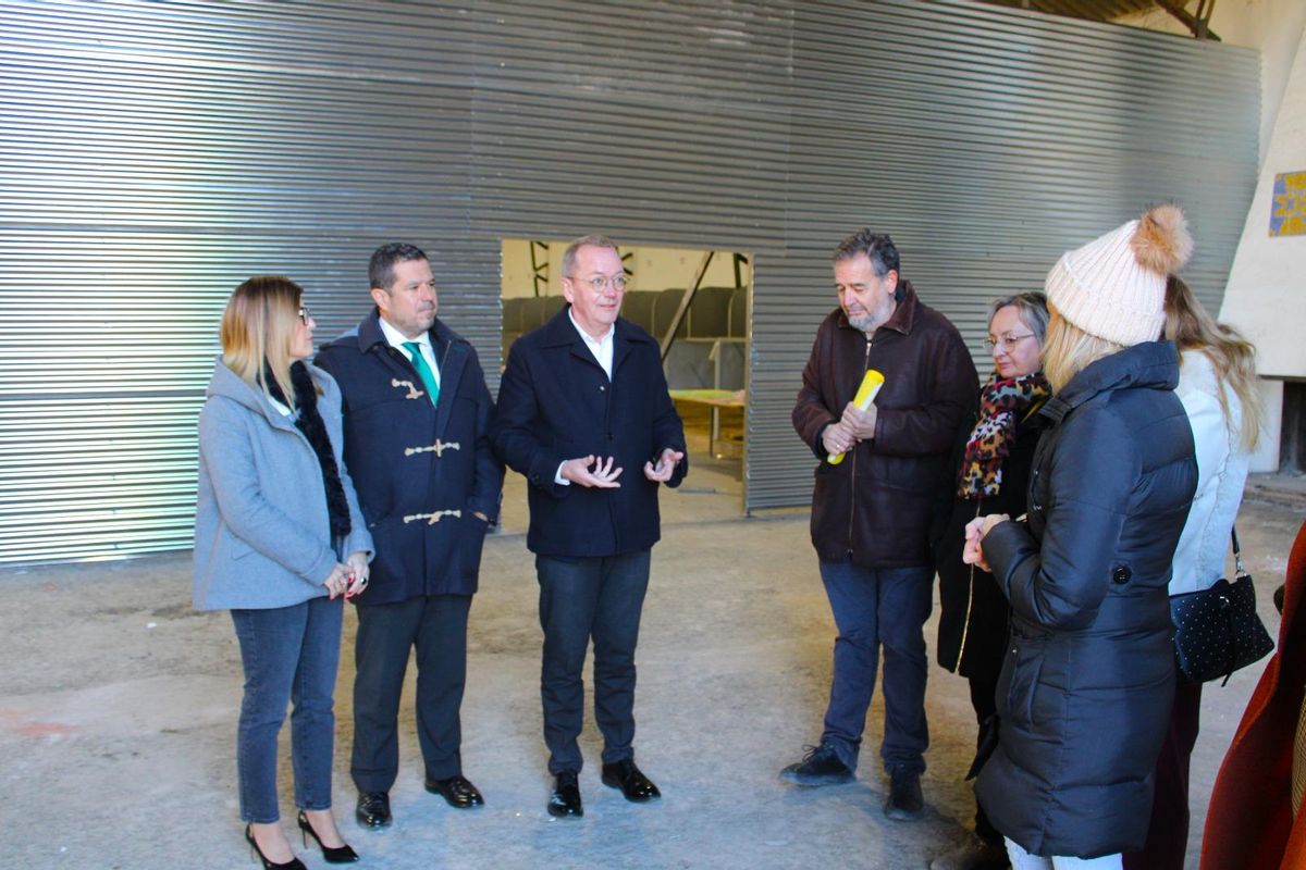 Ramón Mateos, presidente del Paso Blanco, ante el ceramiento provisional instalado en la nave de la cofradía.