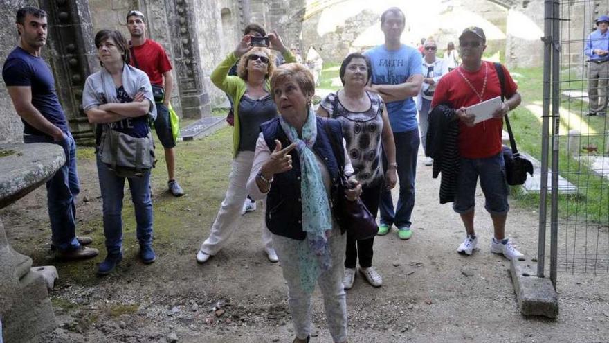 Turistas por las calles de una localidad de O Salnés. // Noé Parga