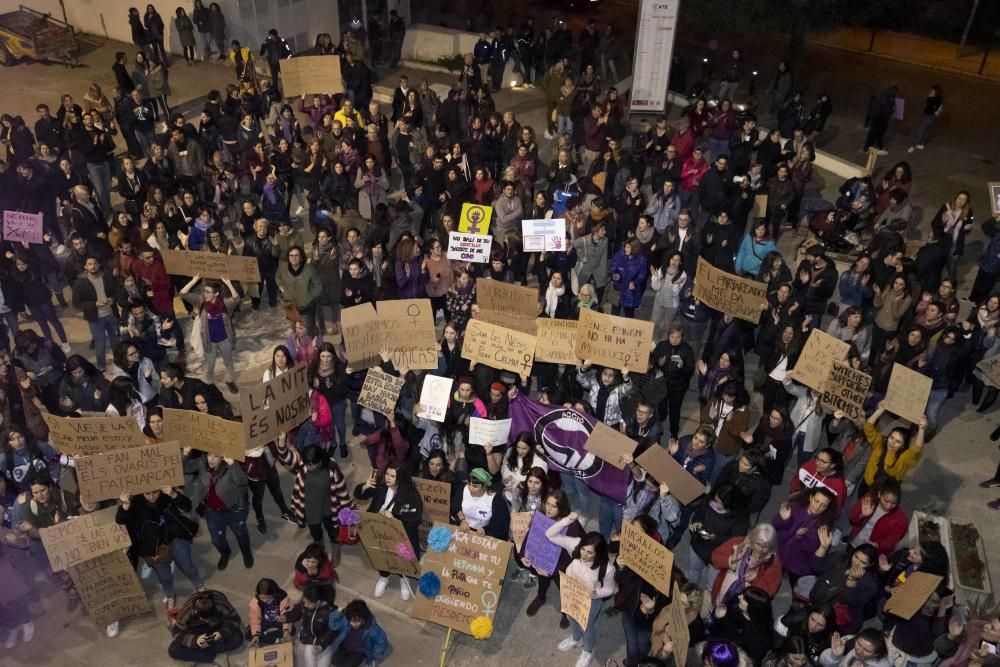 Centenars de persones surten al carrer el 8M