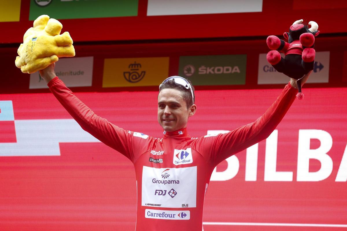 ZARAUTZ, 24/08/2022.- El corredor francés del equipo Groupama-FDJ, en el podio como líder de La Vuelta, tras la quinta etapa disputada este miércoles entre Irún y Bilbao con 187,2 km de recorrido.- EFE/Javier Lizón