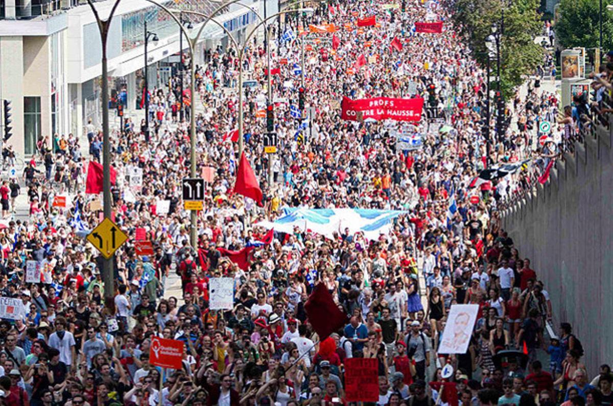 Milers de manifestants marxen contra l’augment de les taxes de matrícules estudiantils i el ’Bill 78’, a Mont-real (Canadà).