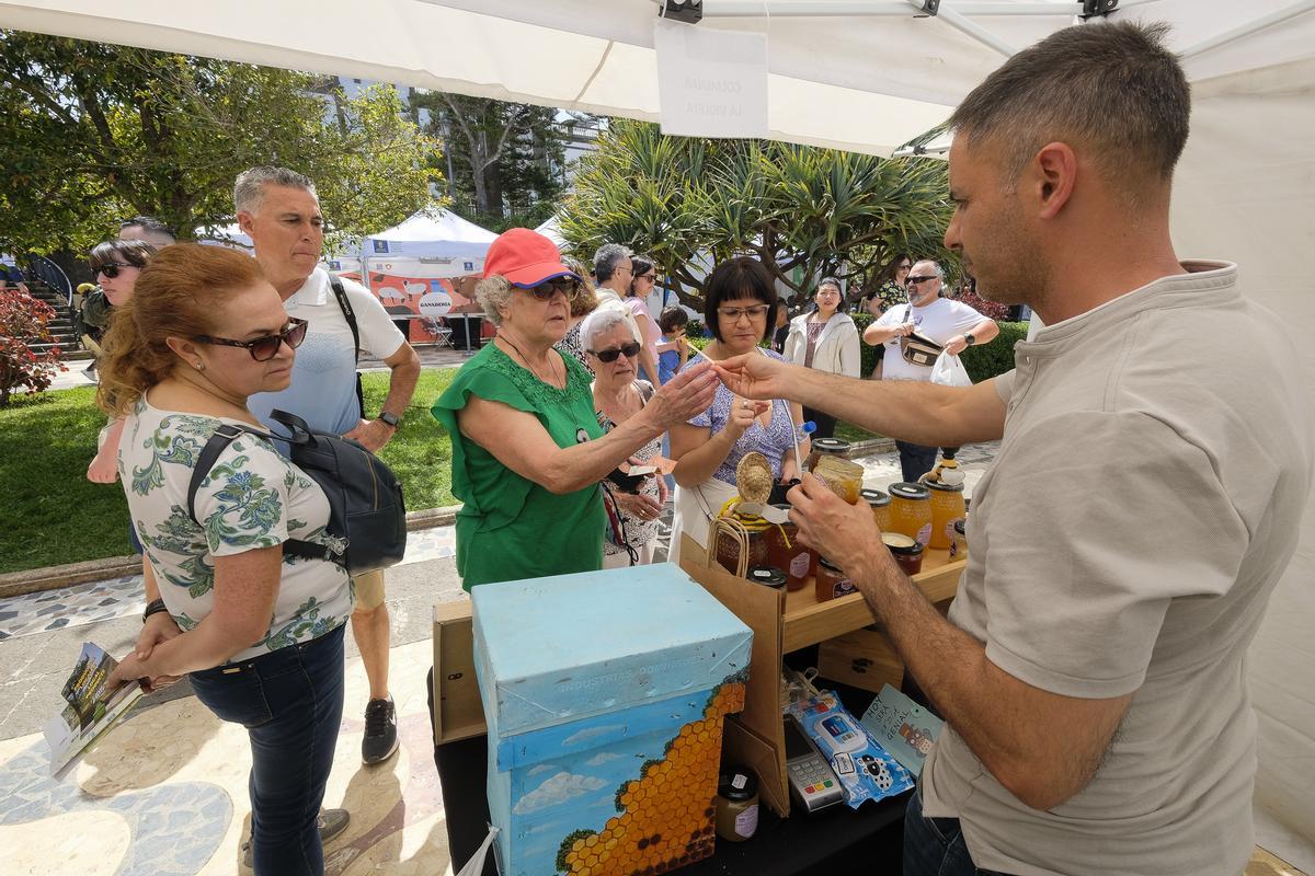 El apicultor Iván Santana da de probar sus mieles a los visitantes.