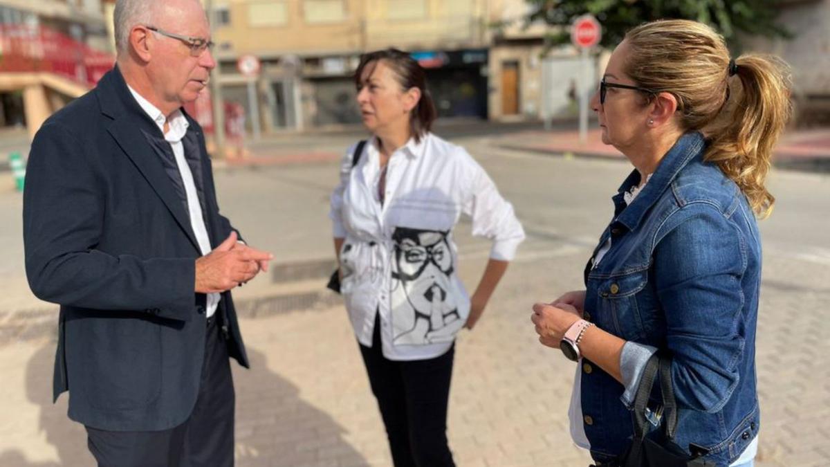 El concejal Antonio Navarro (i) visitó ayer la zona. | PP