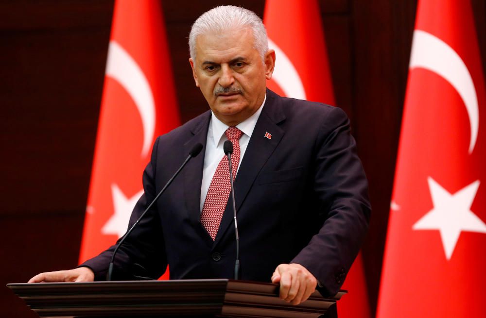 El Primer Ministre Binali Yildirim adreçant-se als mitjans de comunicació