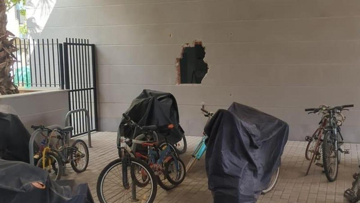 Agujero en la pared de una zona común para colocar las ventanas de los apartamentos turísticos de la calle Encarna Albarracín