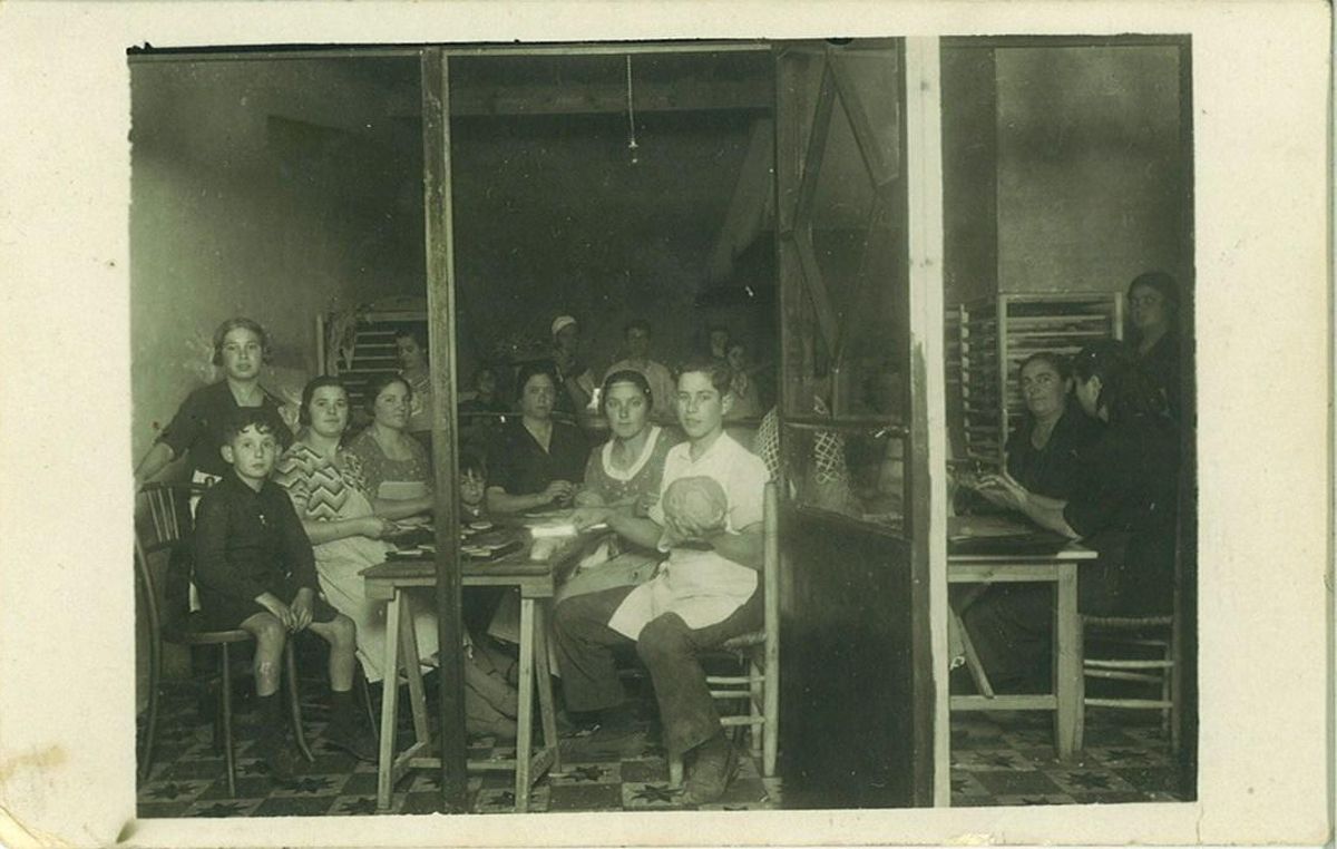 Imagen de la primera fábrica de Inés Rosales, en los años 20.