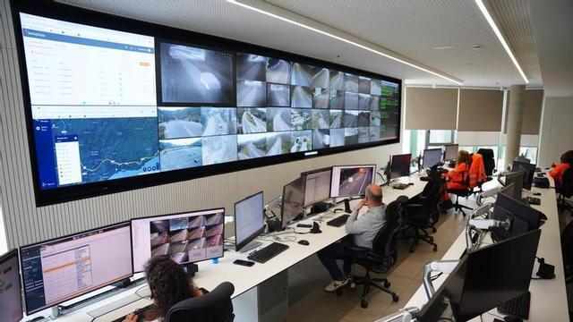 Imatge del centre de control de la C-32, des d&amp;apos;on es monitoritza la circulació a la via.