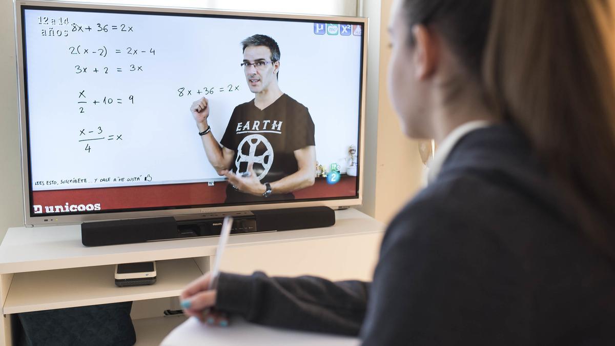 Un alumno estudia desde su casa durante el confinamiento.